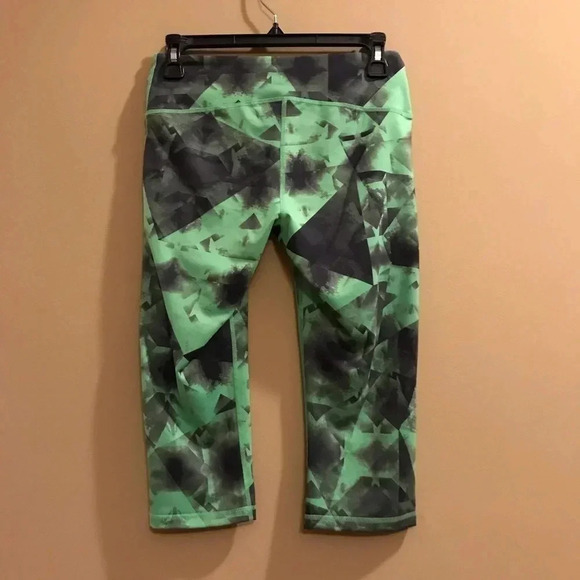 Z By Zella Green Black Geo Abstract Pattern Cropped Capri Leggings Women’s Small - Picture 5 of 11